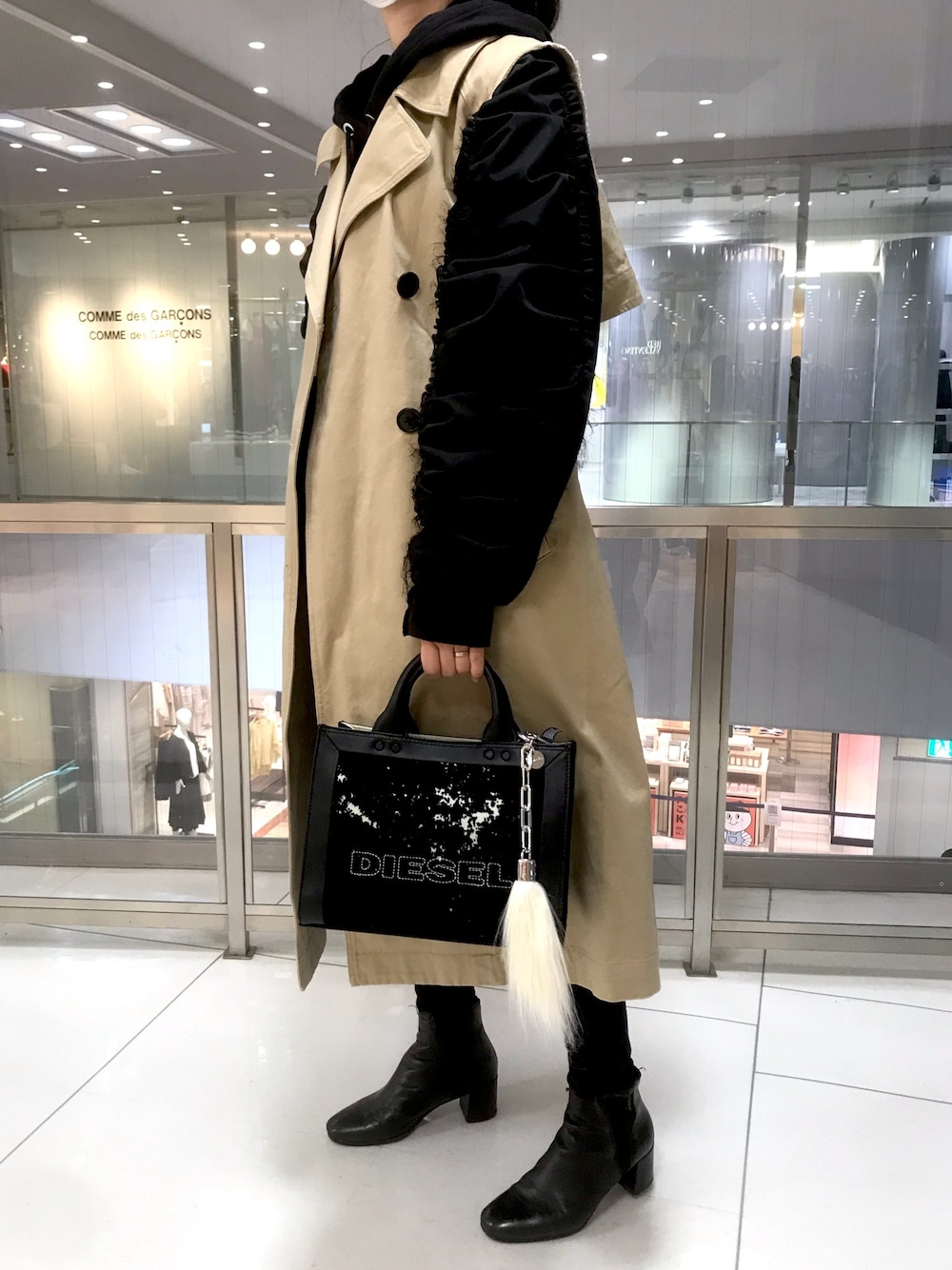 「オトナ女子、トレンチコート、きれいめカジュアル、大人カジュアル、デニムパンツ、Diesel、スウェット、スキニーデニム、カジュアル、春コーデ」｜「DIESELのレディース　ナイロンギャザースウェットパーカー（スウェット、ブラック系）」を使った、morimiiiさん（レディース・155cm）の冬コーディネートの1枚目の写真