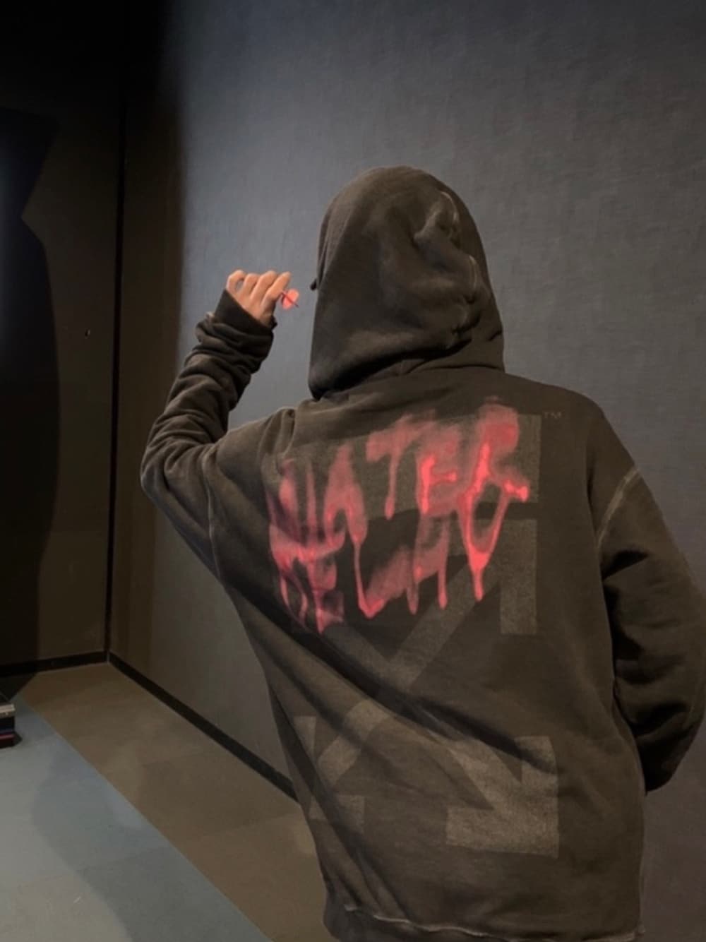 「off white、OFF-WHITE、waterdelay、Virgilabloh、ストリート、スウェット、パーカー、グラフィック、19aw」｜「off whiteのアイテム（パーカー、ブラック系）」を使った、gmrkoutaさん（メンズ・170cm）の冬コーディネートの1枚目の写真