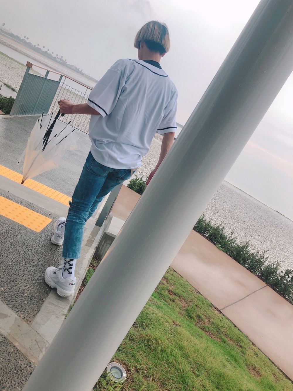 「summer、海、ベースボールシャツ、デニム、デニムパンツ、スニーカー、白スニーカー、オフホワイト、FILA」｜「FILAの【FILA/フィラ】 ディスラプター２　厚底　チャンキー　スニーカー F0540-0001（スニーカー、ホワイト系）」を使った、gmrkoutaさん（メンズ・170cm）の冬コーディネートの1枚目の写真