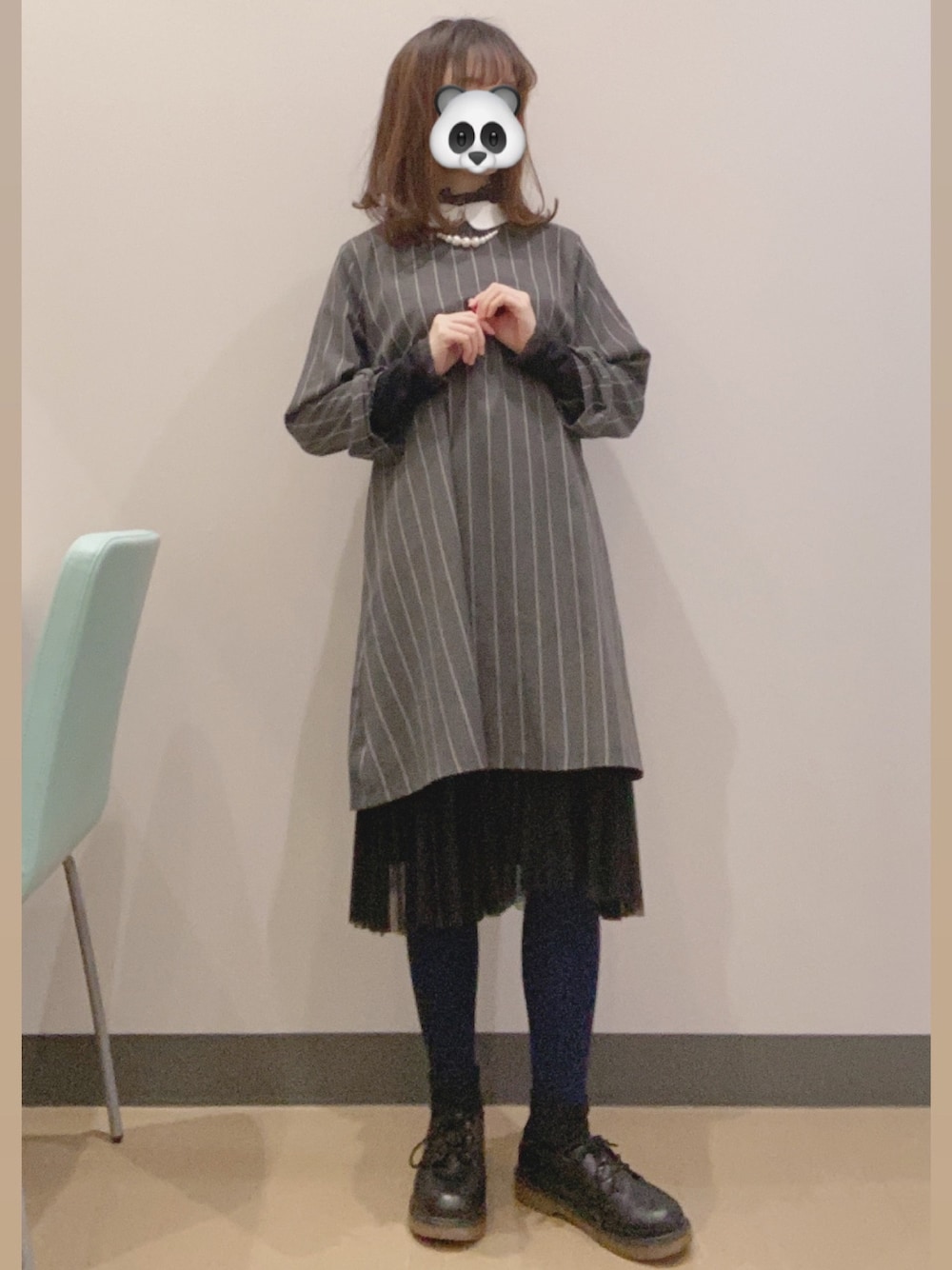 グレー系のワンピース、ブラック系のドレスシューズ、ブルー系のタイツ/ストッキングを着用したレディースの冬コーディネートの1枚目の写真