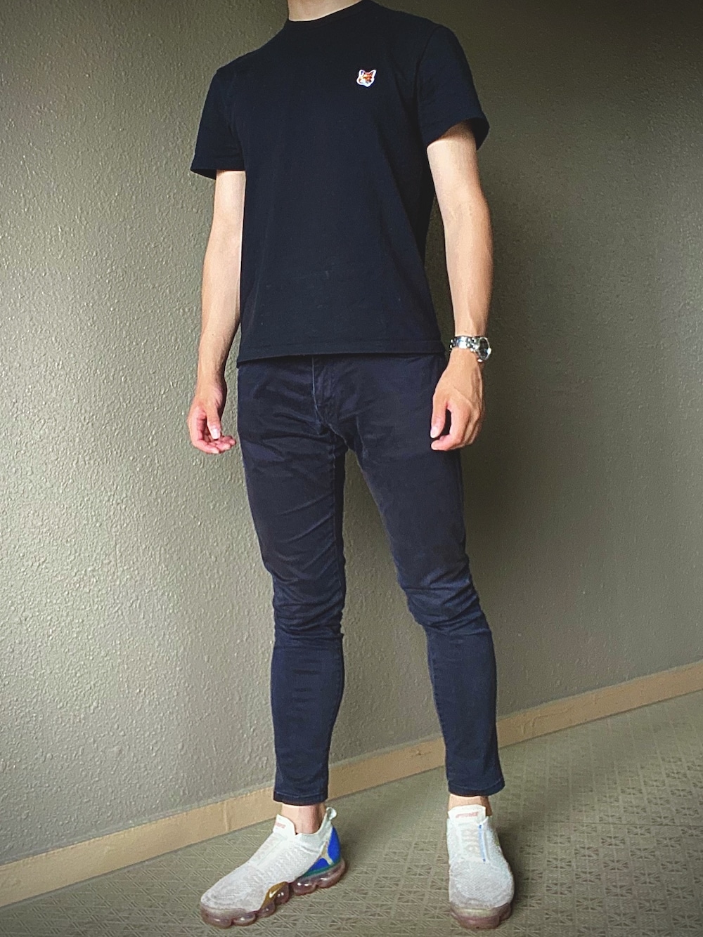 ブラック系のその他パンツ、ホワイト系のスニーカー、ブラック系のTシャツ/カットソーを着用したメンズの夏コーディネートの1枚目の写真