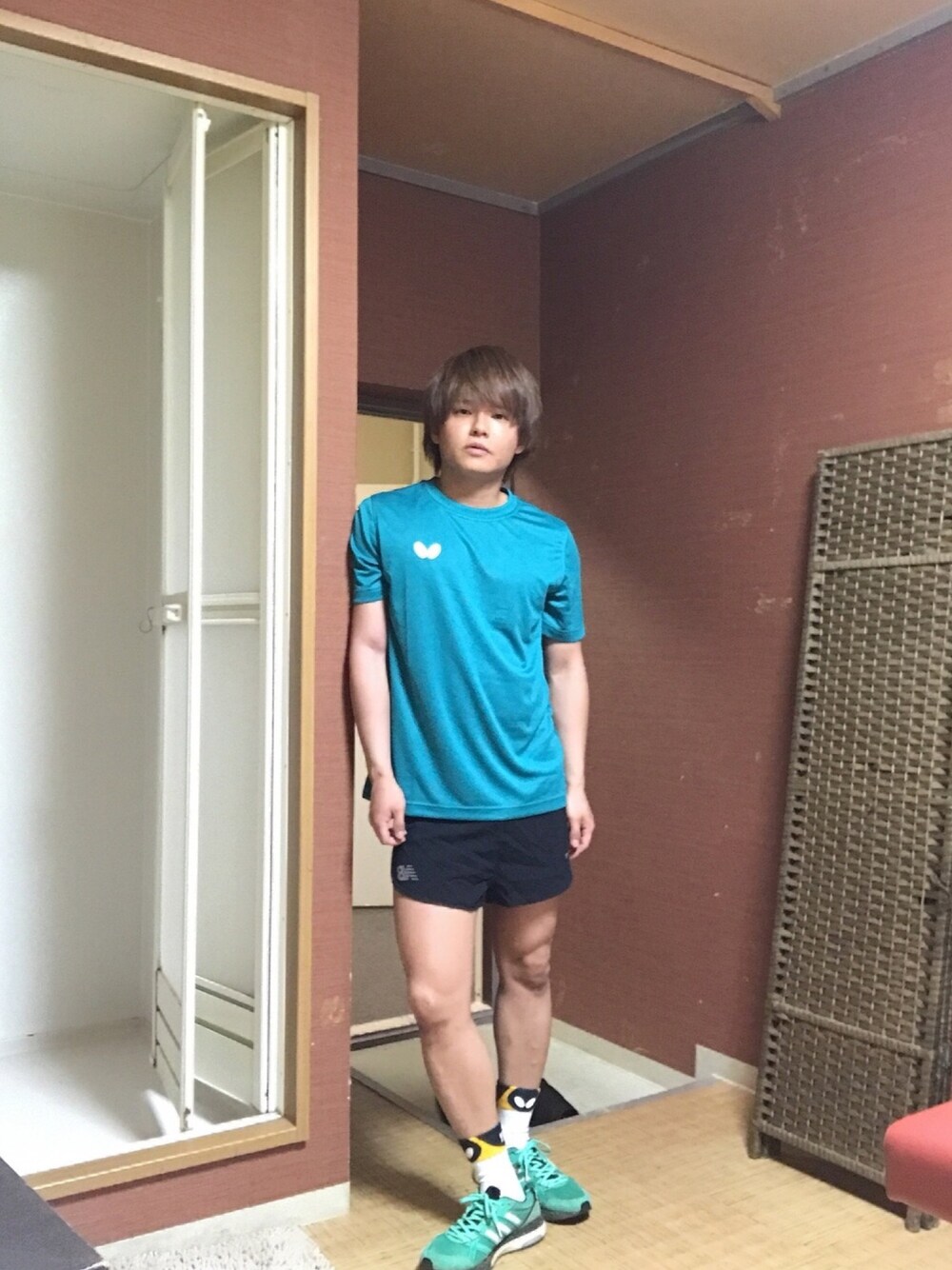 「おしゃれさんと繋がりたい、スポーツウェア、卓球、夏、シンプルコーデ、低身長、ショートパンツ、ハーフパンツ、仕事着、夏コーデ」｜「Butterflyのアイテム（Tシャツ/カットソー、ブルー系）」を使った、優生さん（メンズ・163cm）の夏コーディネートの1枚目の写真