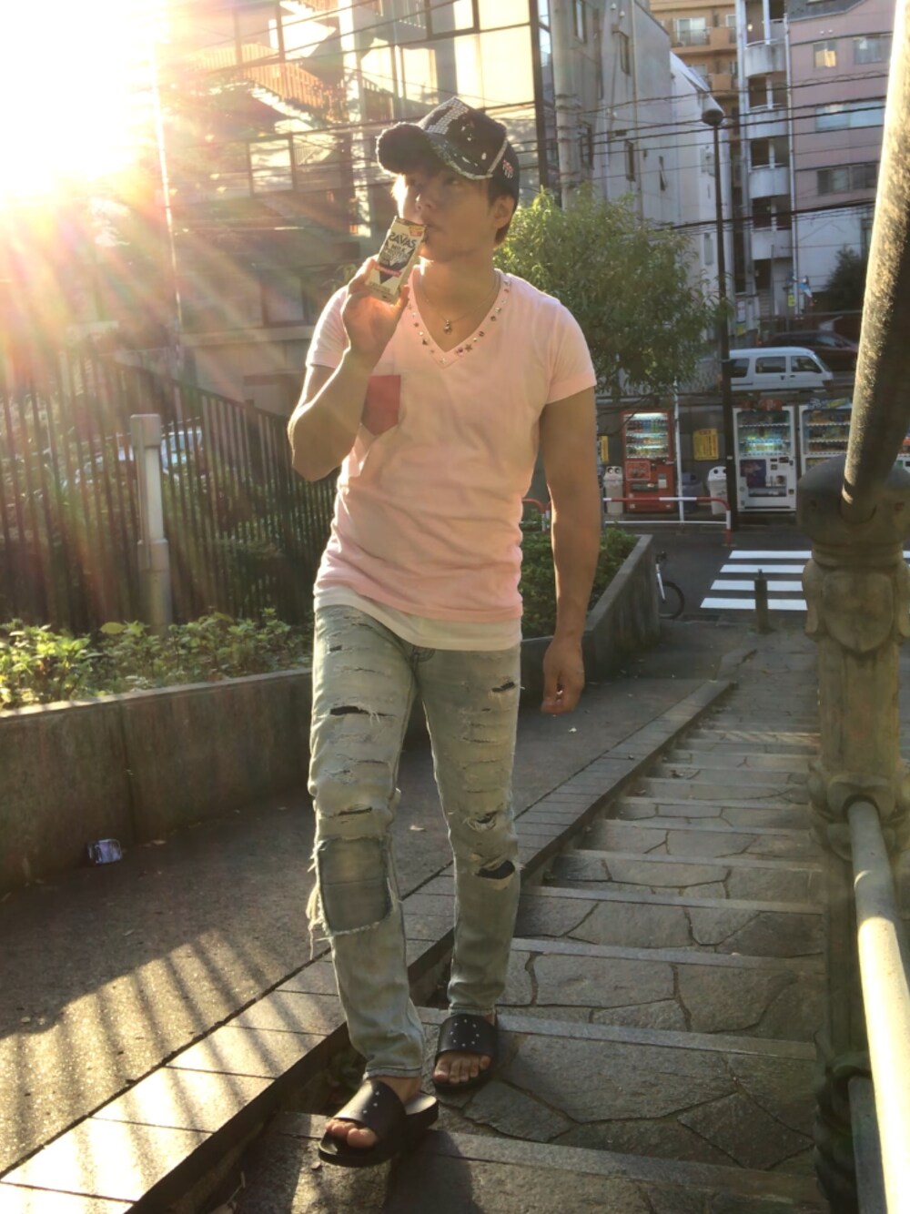 「カジュアルコーデ、おしゃれさんと繋がりたい、ootd、大人カジュアル、夏コーデ、シンプル、デニム、お洒落さんとつながりたい、ダメージデニムパンツ、シンプルコーデ」｜「FranCisT_MOR.K.S.のFranCisT_MOR.K.S. [フランシストモークス]Treasure Swarovski  V　T-Shirt/ クリスタル Vネック　Tシャツ（Tシャツ/カットソー、ピンク系）」を使った、優生さん（メンズ・160cm）の秋コーディネートの1枚目の写真