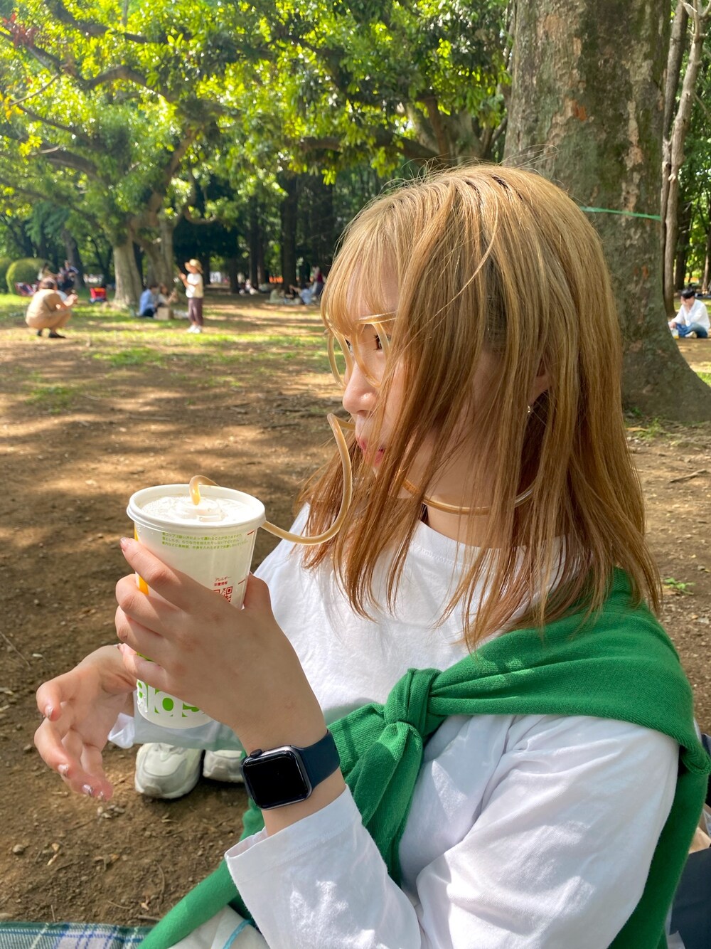 「ピクニック、公園、ラフ、シンプル、ハイトーンカラー、春夏コーデ、プチプラ、おしゃれさんと繋がりたい、スニーカー、休日スタイル」｜「DAISOのアイテム（食器/キッチン、ホワイト系）」を使った、nao_da_yoさん（レディース・163cm）の春コーディネートの1枚目の写真