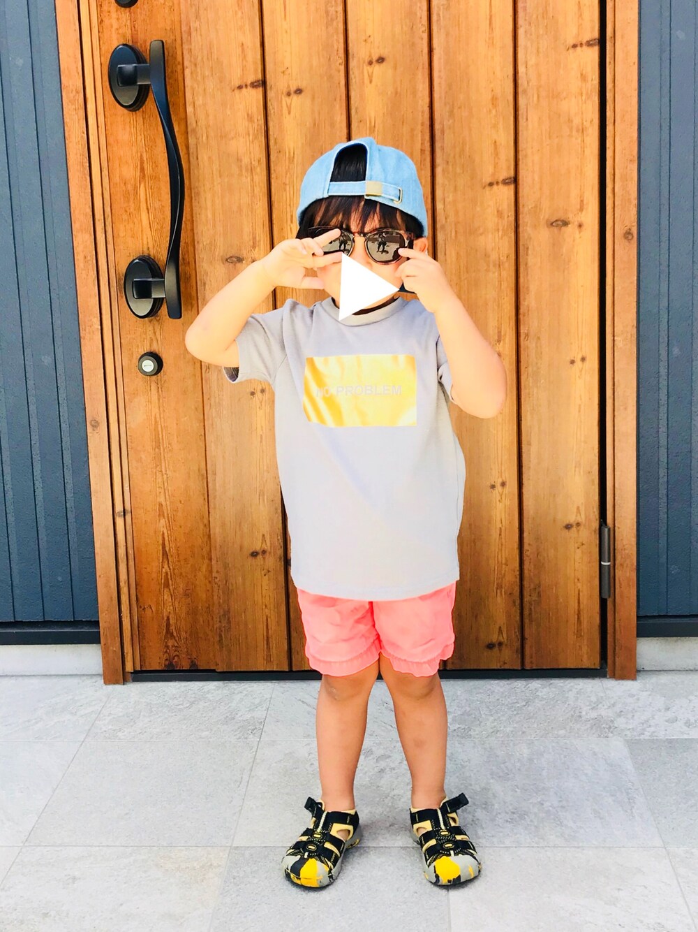 「男の子コーデ、キッズファッション、夏コーデ、GAP、4歳、蛍光カラー、プチプラコーデ、パパのぼうし、キーン」｜「スキップランドのアイテム（Tシャツ/カットソー、グレー系）」を使った、SOHAMAM♡さん（キッズ・100cm）の夏コーディネートの1枚目の写真