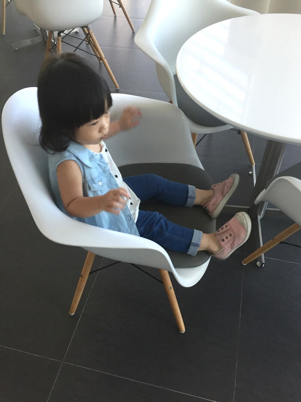 「ootd、2歳、vietnam」｜「UNIQLOのアイテム（レギンス/スパッツ、ブルー系）」を使った、Lilyさん（キッズ・90cm）の冬コーディネートの1枚目の写真
