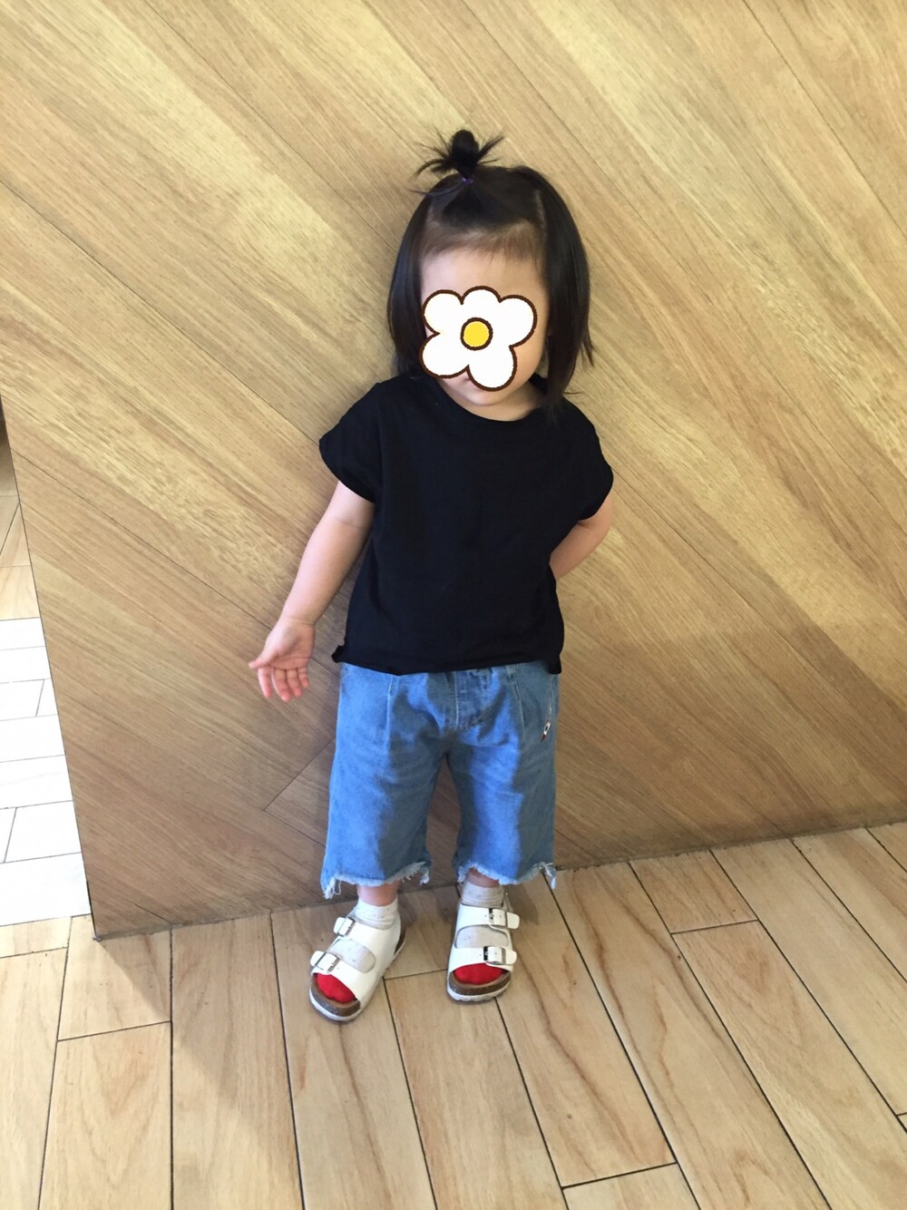 「ootd、denim」｜「富發牌のアイテム（サンダル、ホワイト系）」を使った、Lilyさん（キッズ・90cm）の春コーディネートの1枚目の写真