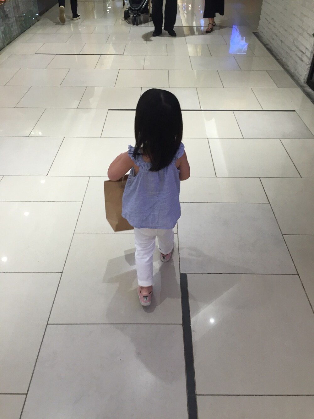 「ootd、summer、lifeinsaigon」｜「ZARA KIDSのアイテム（ベスト、ブルー系）」を使った、Lilyさん（キッズ・90cm）の夏コーディネートの1枚目の写真