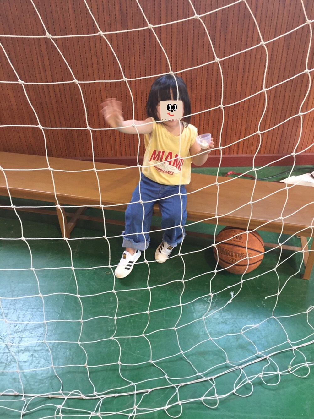 「ootd、basketball game、summer、familytimeinvn」｜「adidasのアイテム（スニーカー、ホワイト系）」を使った、Lilyさん（キッズ・90cm）の秋コーディネートの1枚目の写真