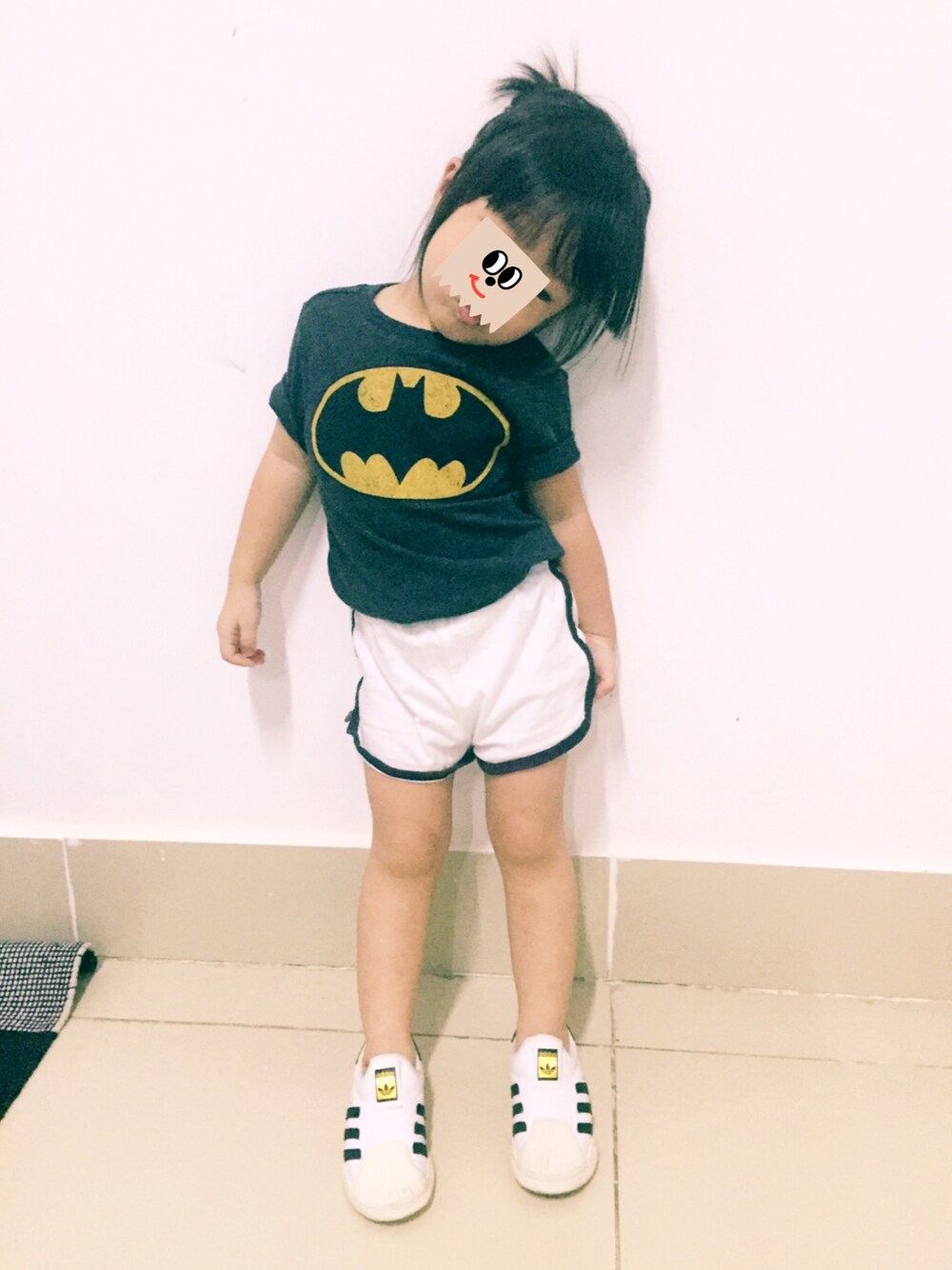 「ootd、girl、sporty、familytimeinvn」｜「OLD NAVYのアイテム（Tシャツ/カットソー、グレー系）」を使った、Lilyさん（キッズ・90cm）の秋コーディネートの1枚目の写真