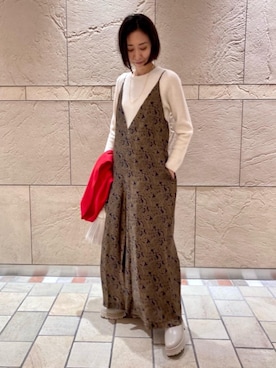 「ニット/セーター」｜「アイテム（オールインワン・サロペット）」を使った、奥澤　朋子さん（レディース・165cm）の冬コーディネート