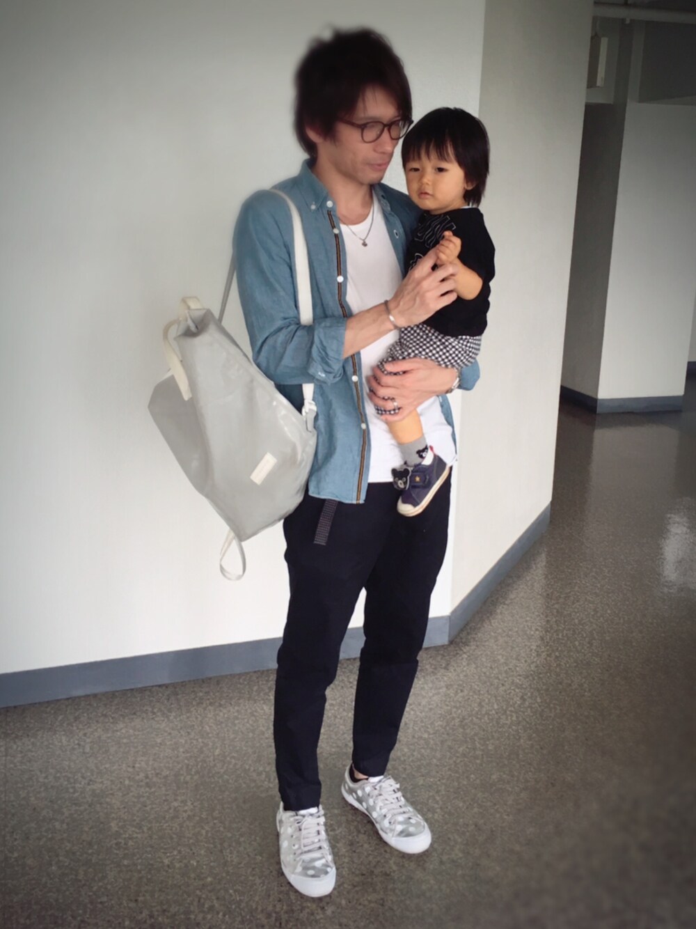 シルバー系のスニーカー、ブラック系のその他パンツ、グレー系のバックパック/リュックを着用したメンズの秋コーディネートの1枚目の写真