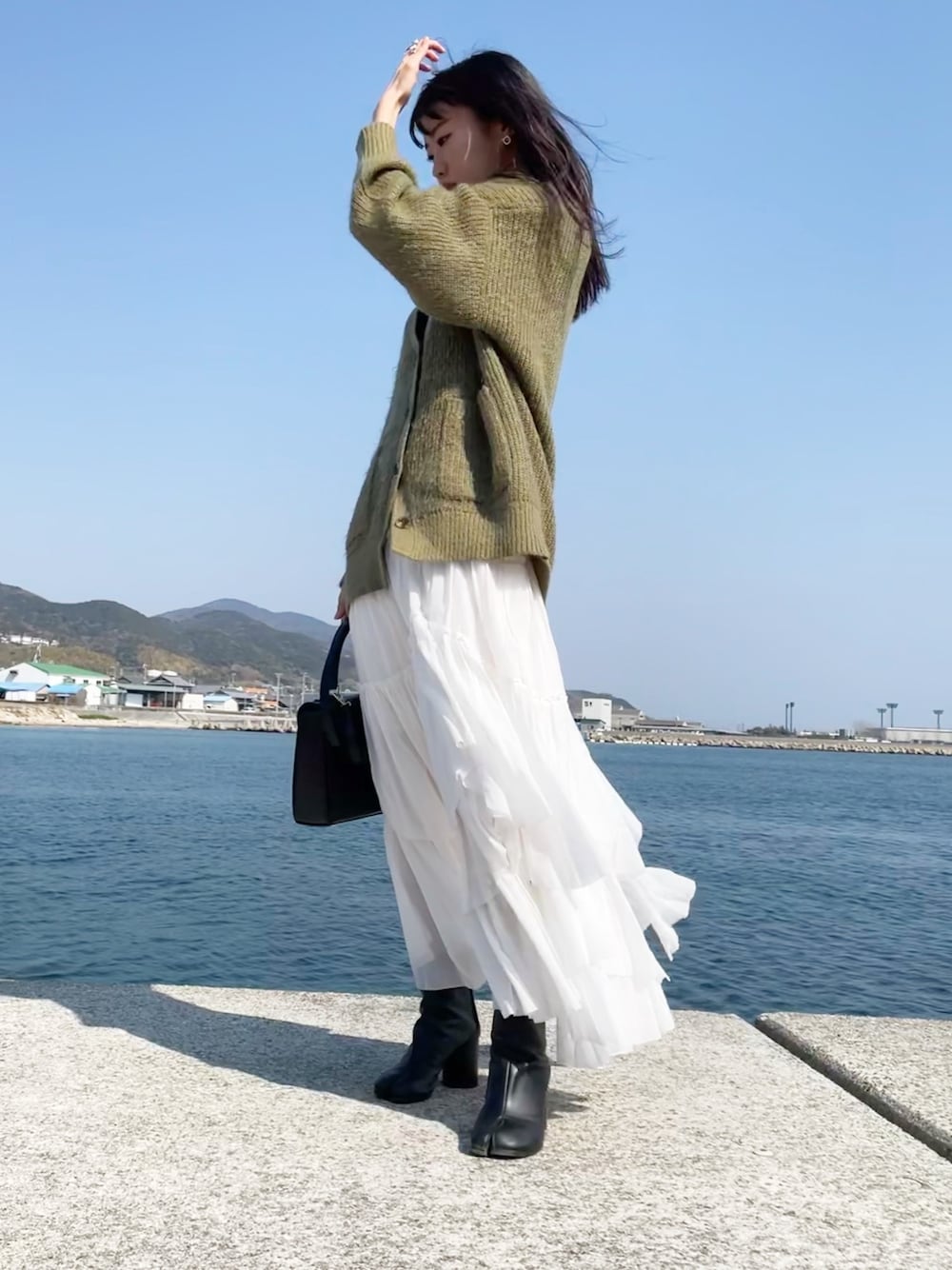 「春色、春コーデ、ブーツ、スカート、ティアードスカート、シンプル、きれいめカジュアル、ロングスカート、休日コーデ」｜「CASA FLINEのコットンティアードスカート（スカート、ホワイト系）」を使った、N a n aさん（レディース・162cm）の冬コーディネートの1枚目の写真