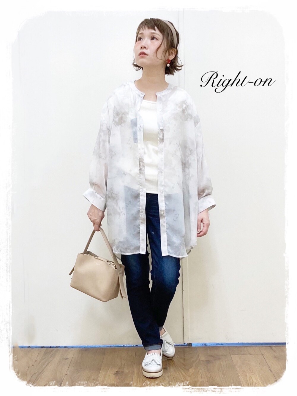 ベージュ系のシャツ/ブラウス、ホワイト系のTシャツ/カットソー、ベージュ系のショルダーバッグを着用したレディースの春コーディネートの1枚目の写真