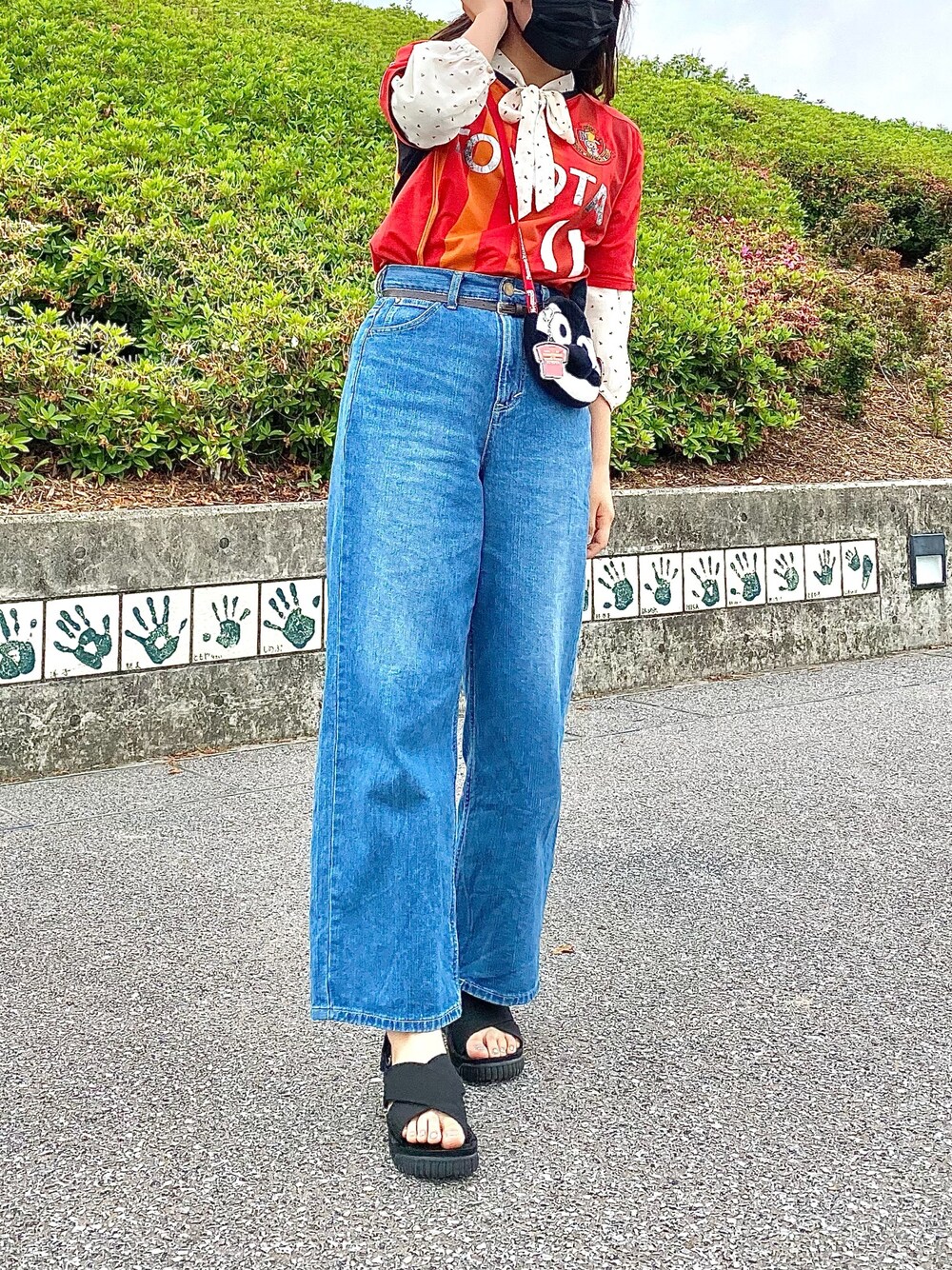 「ラフコーデ、夏コーデ、サンダル、初夏コーデ、デニム、パンツスタイル、プチプラ、ボリューム袖、ビタミンカラー、サッカー」｜「Leeのアイテム（デニムパンツ、ブルー系）」を使った、ぽっきーさん（レディース・163cm）の春コーディネートの1枚目の写真