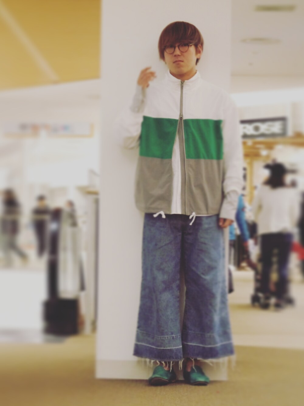 「春コーデ、ワイドデニム、スポーツミックス」｜「OLIVER PEOPLESのGARSON（メガネ、ブラウン系）」を使った、いしげ　りょうさん（メンズ・182cm）の春コーディネートの1枚目の写真