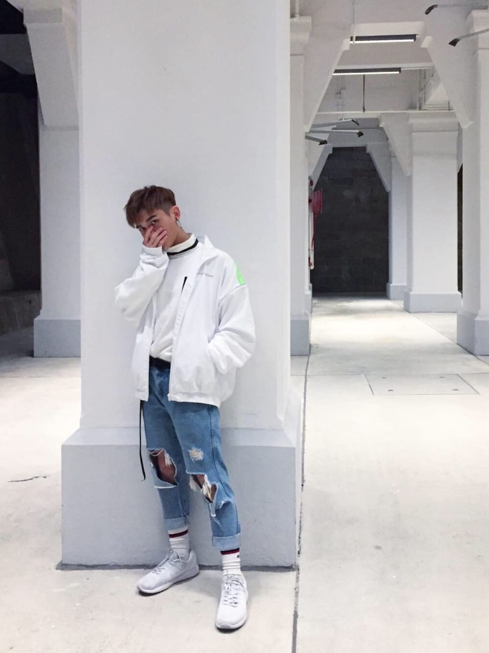 「Gosha Rubchinskiyのアイテム（スタジャン、ホワイト系）」を使った、DumDum Lauさん（メンズ・169cm）の冬コーディネートの1枚目の写真