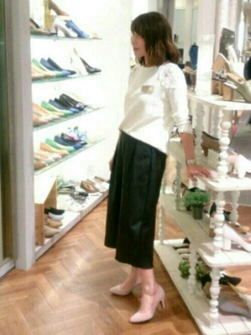 ピンク系のパンプスを着用したレディースの春コーディネートの1枚目の写真