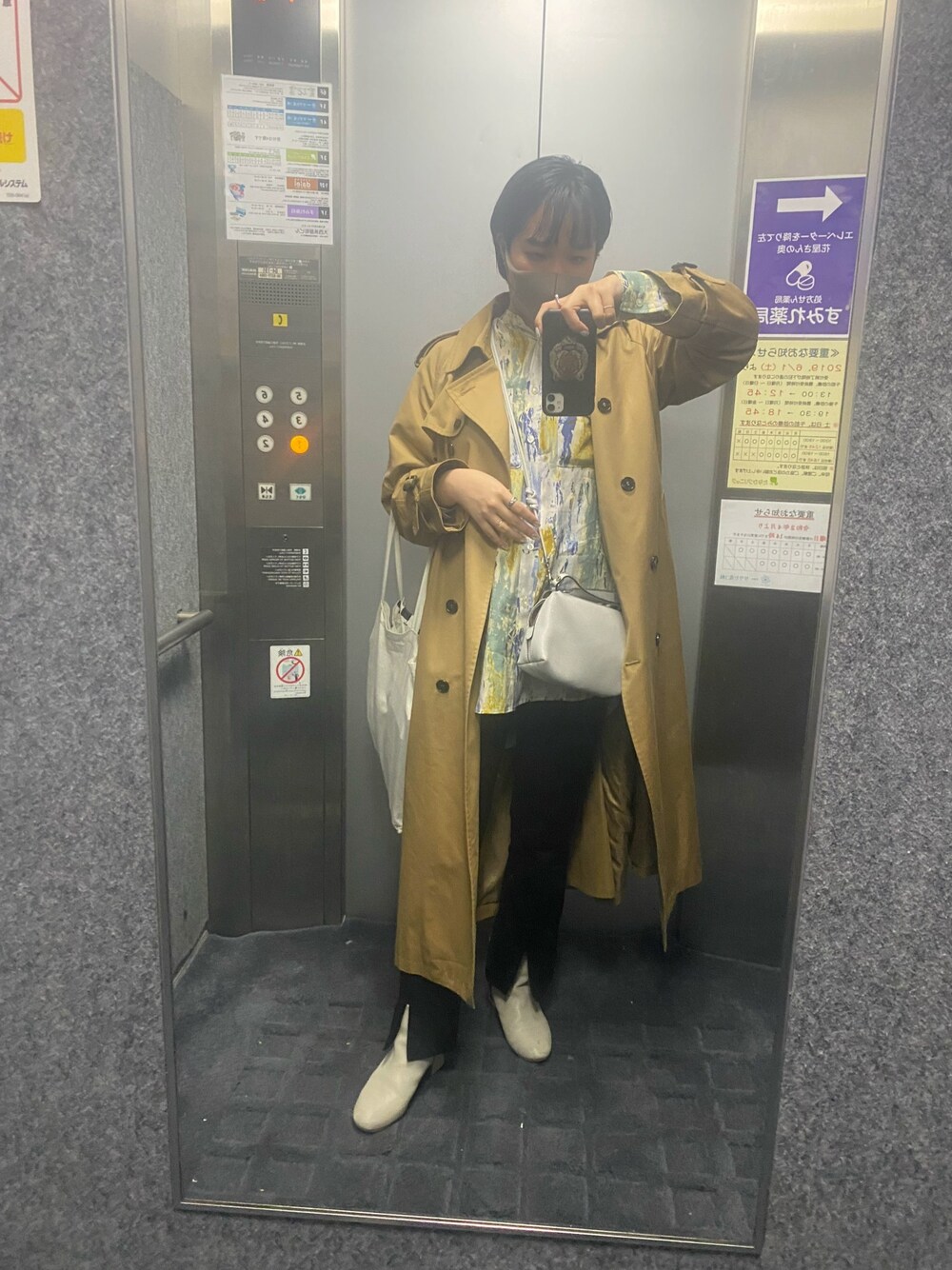 ベージュ系のトレンチコート、その他のシャツ/ブラウス、グレー系のショルダーバッグを着用したレディースの春コーディネートの1枚目の写真