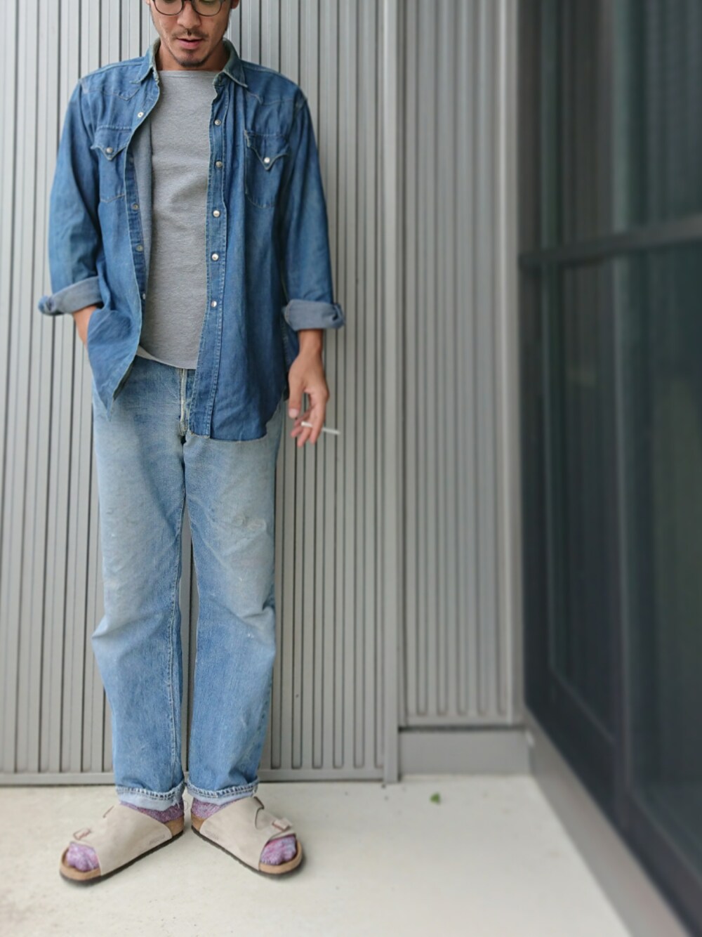 「秋コーデ、シンプルコーデ、デニム、ヴィンテージ、ヴィンテージデニム」｜「Levi'sの50s ショートホーン デニムシャツ（シャツ/ブラウス、ブルー系）」を使った、sawaさん（メンズ・172cm）の秋コーディネートの1枚目の写真