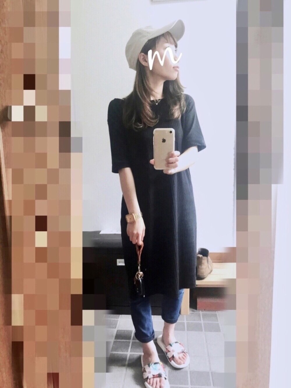 「プチプラ、シンプル、GU、UNIQLO、スポーツサンダル、キャップ、オトナカジュアル、デニム、ブラック、シャワーサンダル」｜「NIXONのアイテム（アナログ腕時計、ゴールド系）」を使った、m⋆mさん（レディース・154cm）の夏コーディネートの1枚目の写真