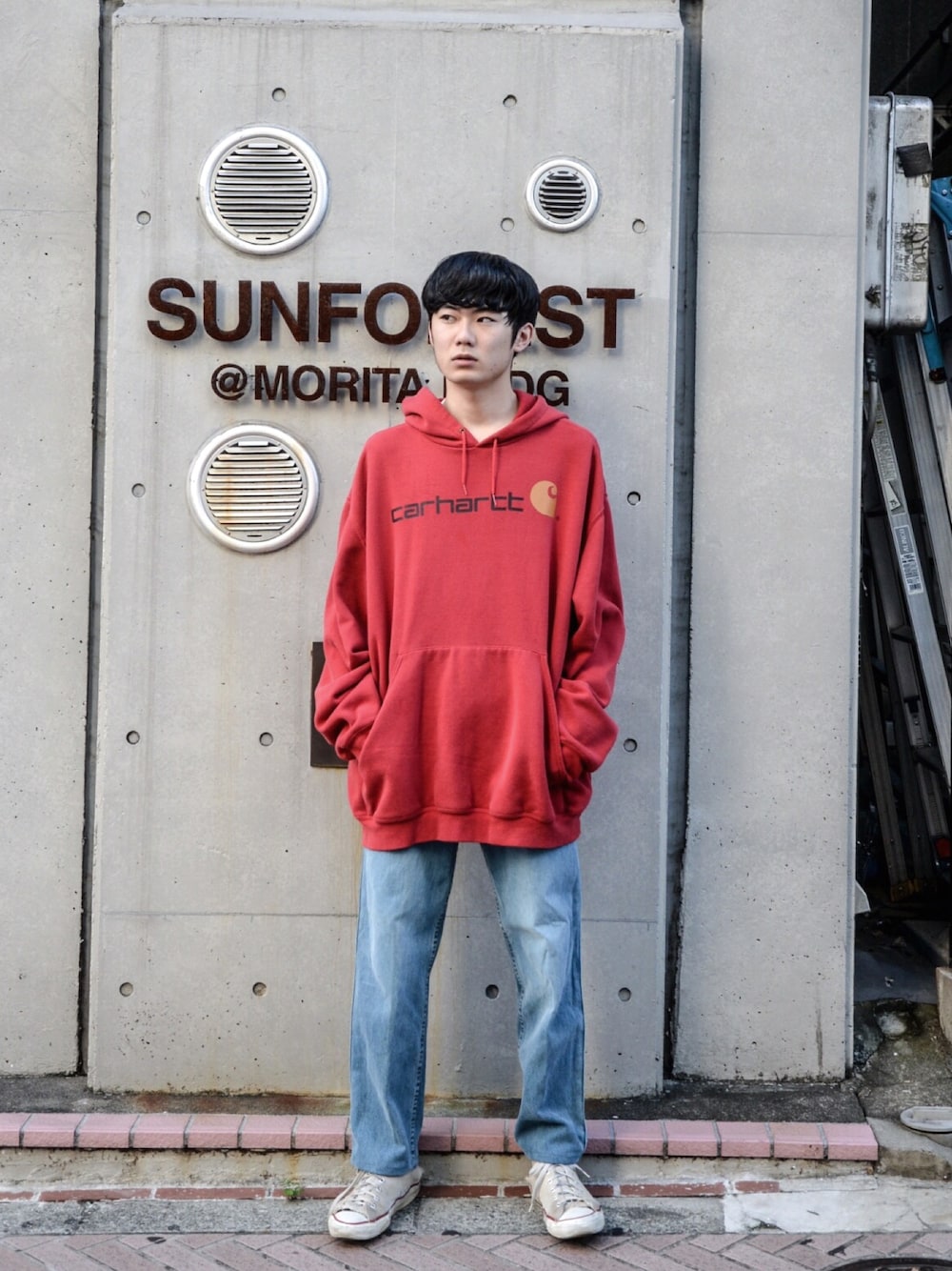 「秋コーデ、ストリート、パーカー、シンプルコーデ、スニーカー、赤、古着MIX、ootd、コンバース、デニム」｜「Carharttのアイテム（パーカー、レッド系）」を使った、三上翼さん（メンズ・177cm）の秋コーディネートの1枚目の写真