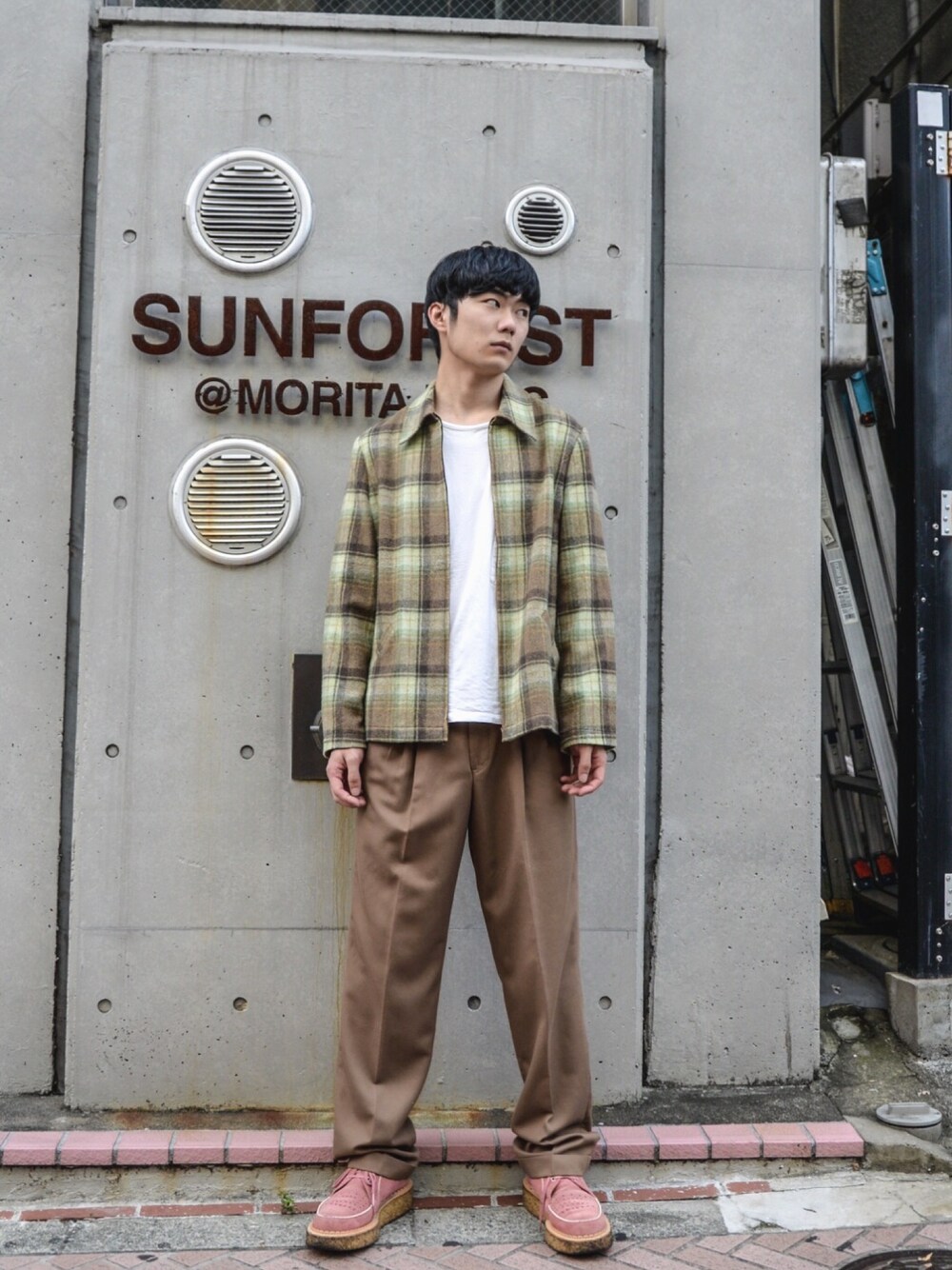 「秋コーデ、シンプルコーデ、カジュアル、ワイドパンツ、大人カジュアル、ootd、ラフ、UNIQLO、プチプラ、ゆるコーデ」｜「no brandのアイテム（その他アウター、ブラウン系）」を使った、三上翼さん（メンズ・177cm）の秋コーディネートの1枚目の写真