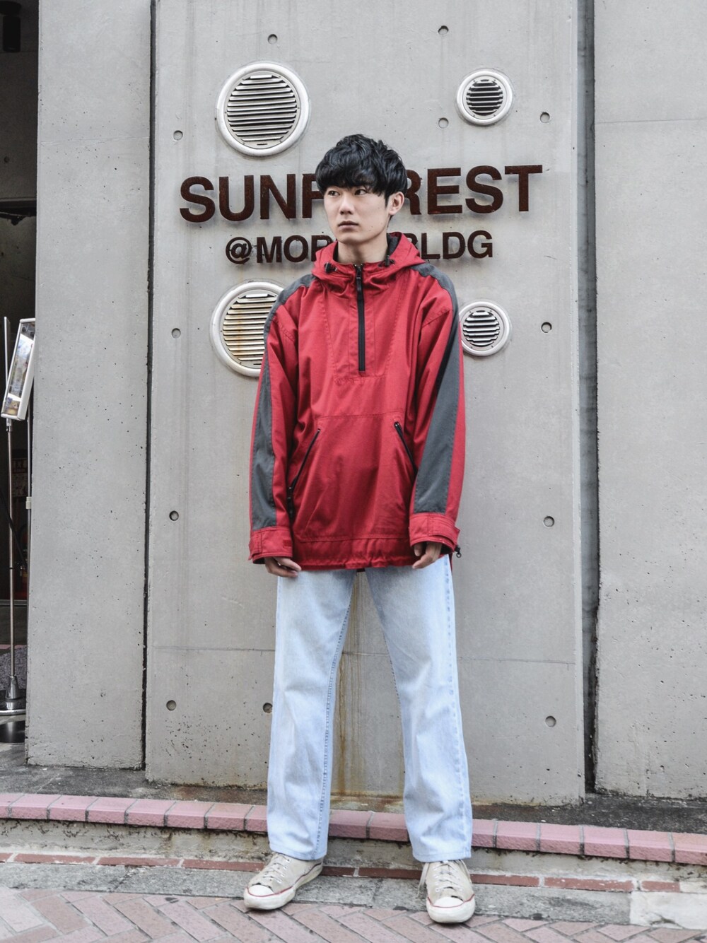 「シンプルコーデ、秋のコーデ、オトナカジュアル、秋コーデ、冬コーデ、カジュアル、ootd、コンバース、スニーカー、デニム」｜「GAPのアイテム（ブルゾン、レッド系）」を使った、三上翼さん（メンズ・177cm）の秋コーディネートの1枚目の写真