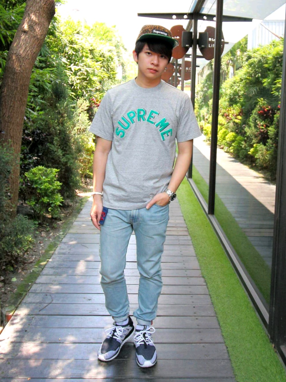 Supreme のキャップ（ブラウン系）を使った人気ファッション