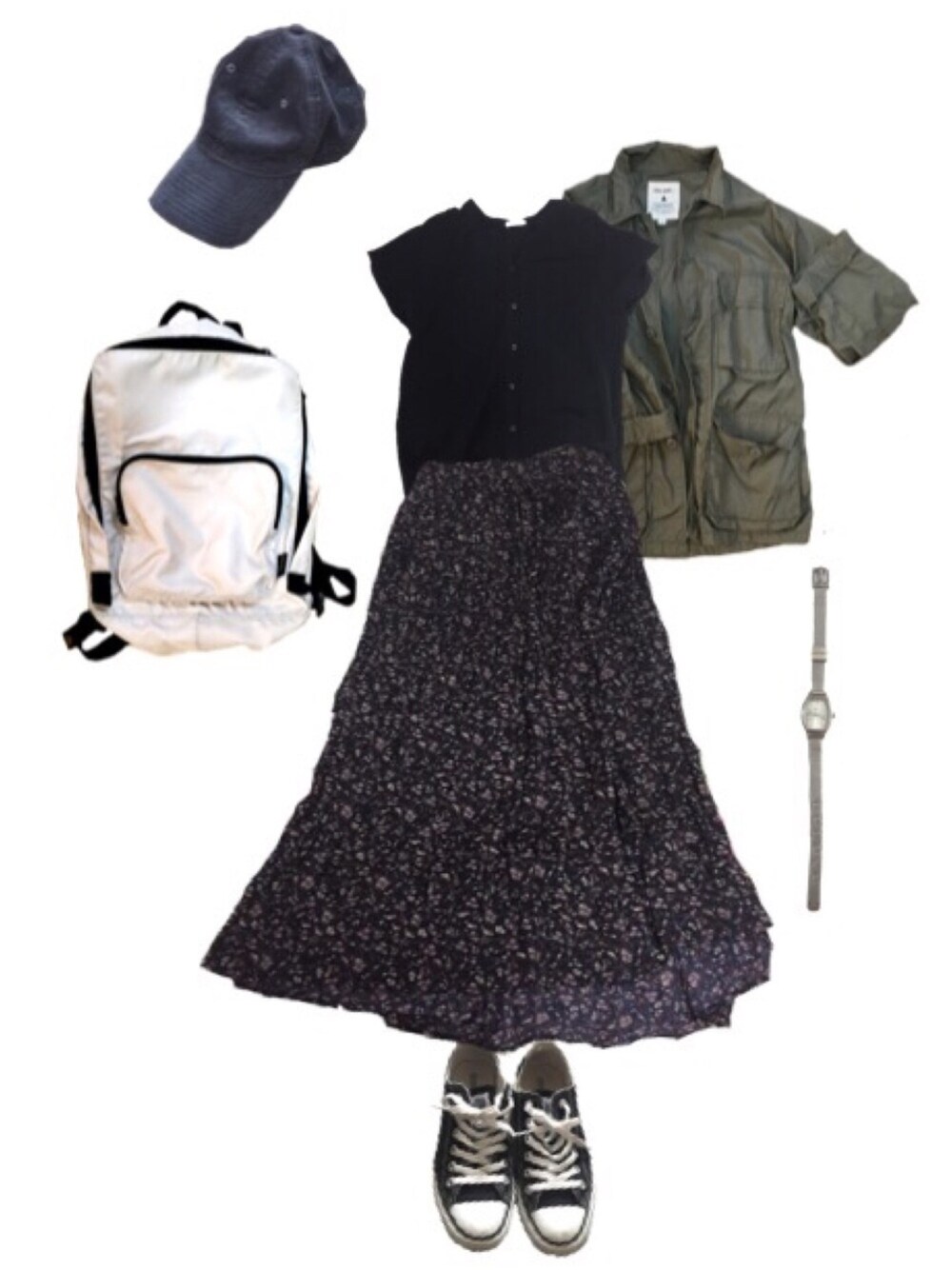 ブラック系のスカート、ホワイト系のスニーカー、ブラック系のシャツ/ブラウスを着用したレディースの秋コーディネートの1枚目の写真