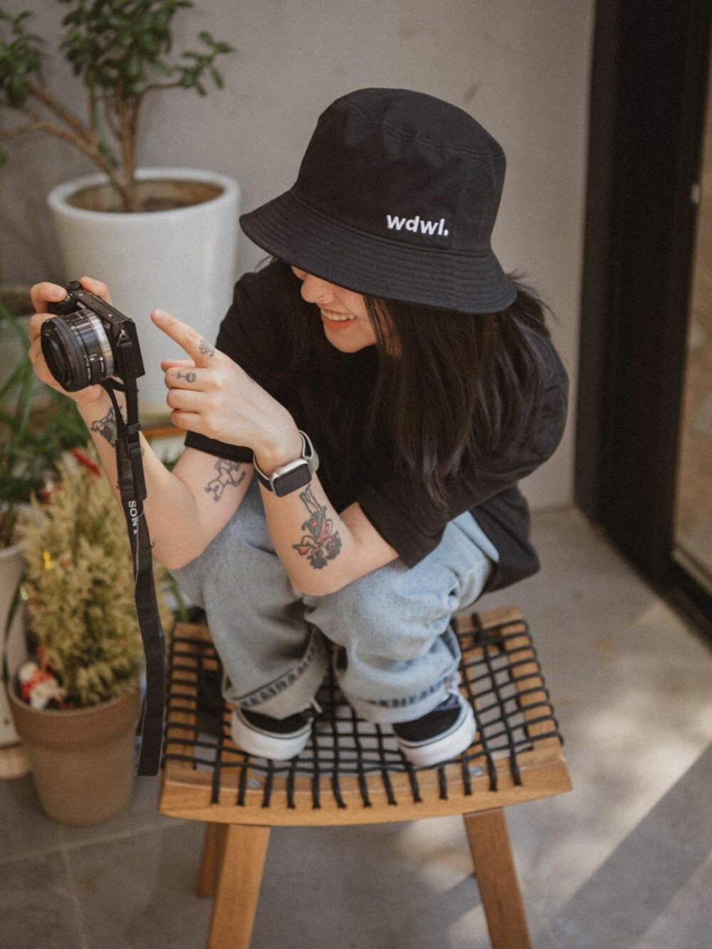 「WONDERWALL、BUCKET HAT、hat、ハット、バケットハット、韓国ファッション、韓国ブランド、韓国、オルチャンファッション、ストリート」｜「WONDERWALLのアイテム（ハット、ブラック系）」を使った、COLLABONATIONさん（レディース・163cm）の春コーディネートの1枚目の写真
