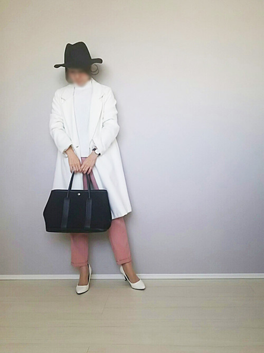 ホワイト系のニット/セーター、ゴールド系のアナログ腕時計を着用したレディースの冬コーディネートの1枚目の写真