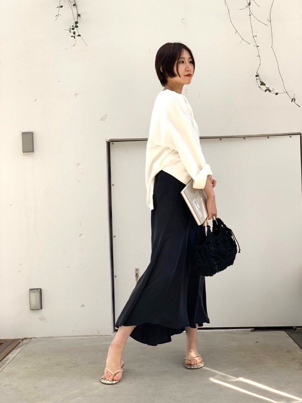 「モノトーン、おうちファッション、シンプル、オトナカジュアル、ootd、春夏コーデ、ロングスカート、シンプルコーデ、サンダル」｜「COCUCAのアイテム（スウェット、ホワイト系）」を使った、mさん（レディース・166cm）の春コーディネートの1枚目の写真
