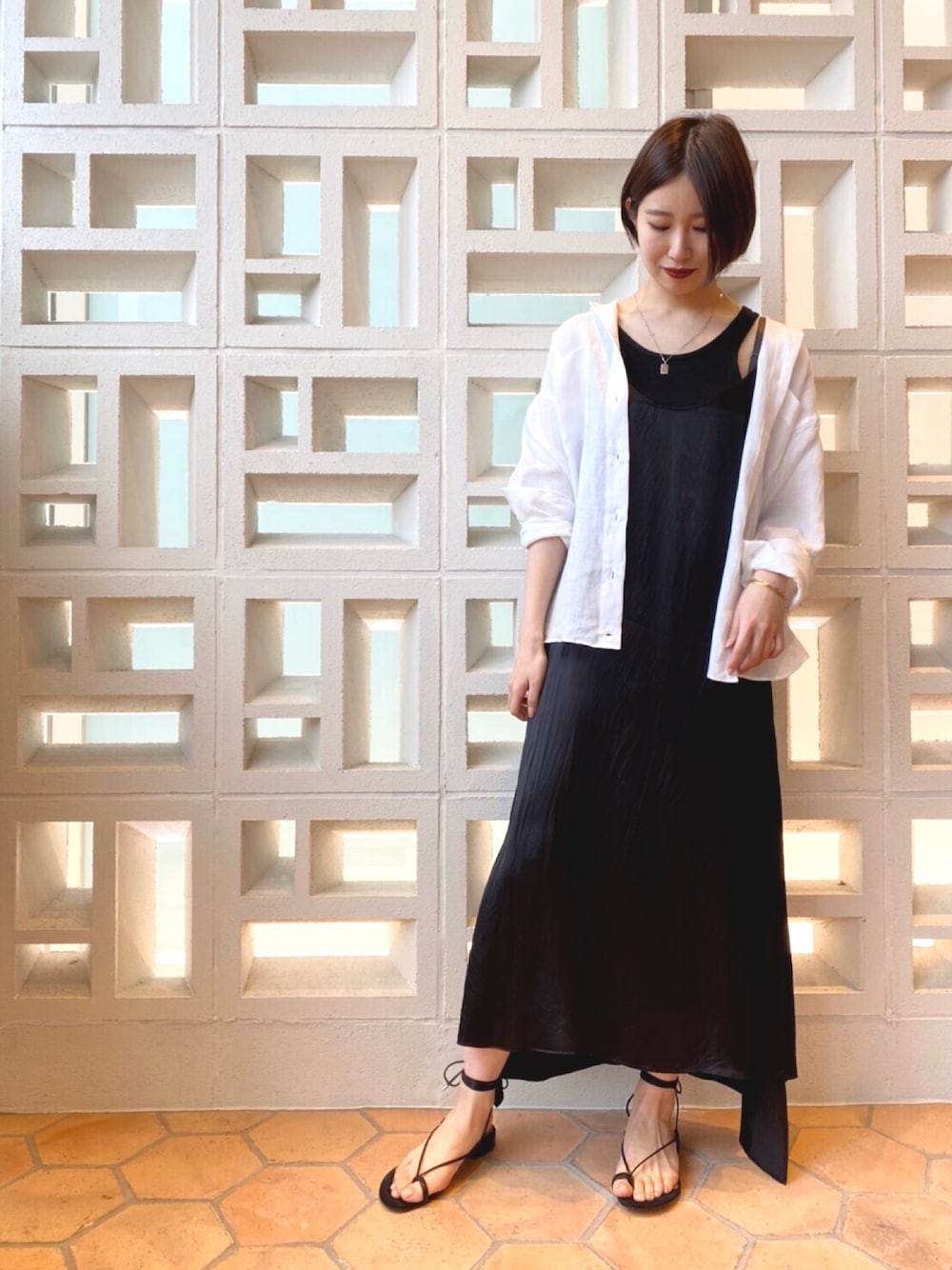 「おうちファッション、おしゃれさんと繋がりたい、ラクチンコーデ、リネンシャツ、ワンピース、黒、ショートヘア、モノトーンコーデ」｜「COCUCAのアイテム（シャツ/ブラウス、ホワイト系）」を使った、mさん（レディース・166cm）の春コーディネートの1枚目の写真