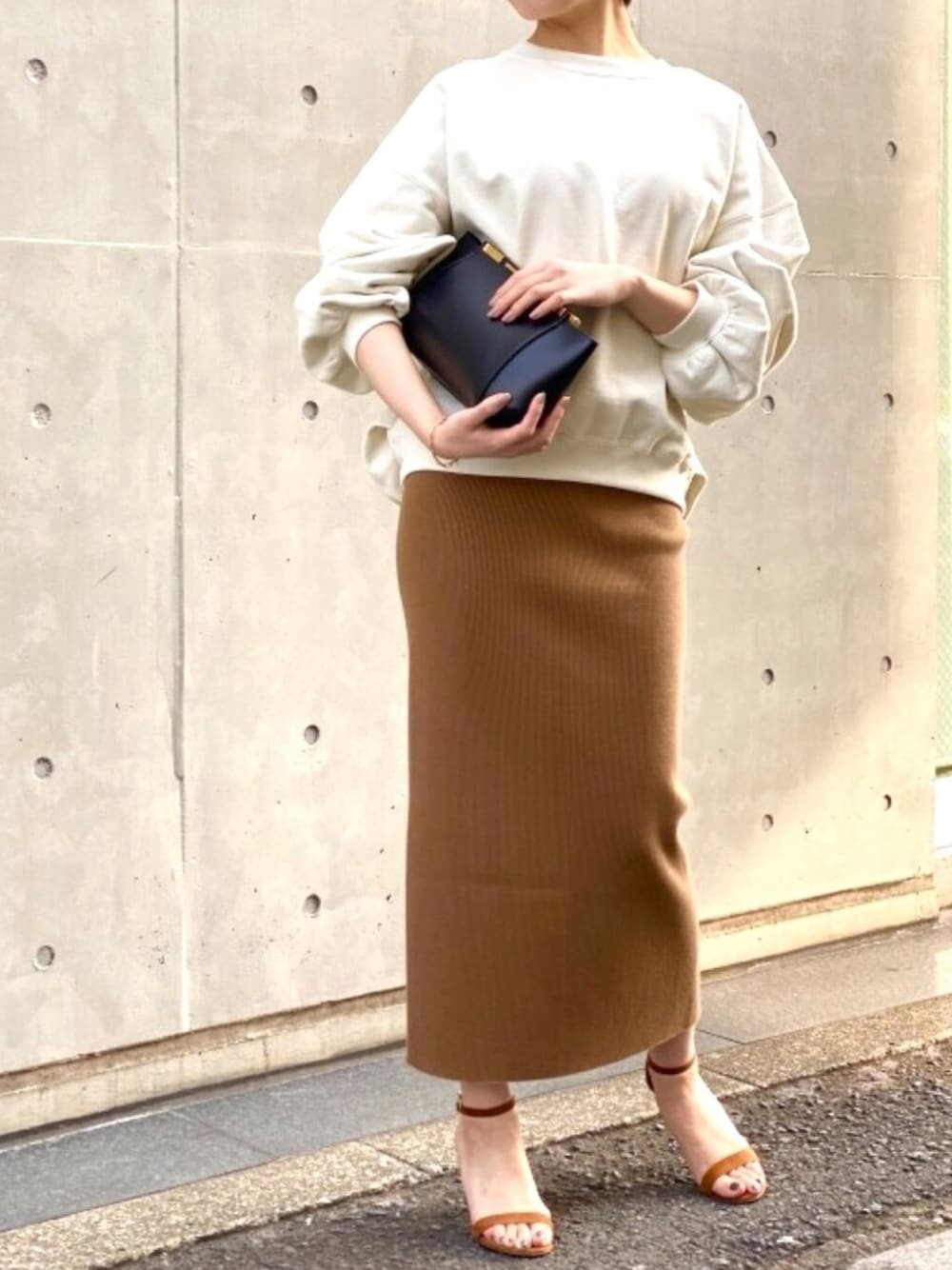 「シンプルコーデ、休日スタイル、きれいめカジュアル、春コーデ、スウェット、リブスカート、おうちファッション、ootd、ラクチンコーデ」｜「cocucaのアイテム（スカート、ブラウン系）」を使った、mさん（レディース・166cm）の春コーディネートの1枚目の写真