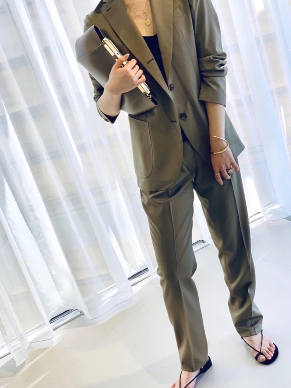 「シンプルコーデ、セットアップ、ジャケット、ゴールドアクセ、おしゃれさんと繋がりたい、ootd、オトナ女子、2020ss、アパレルスタッフ、春コーデ」｜「Giuliva Heritage Collectionのアイテム（テーラードジャケット、その他）」を使った、mさん（レディース・166cm）の春コーディネートの1枚目の写真