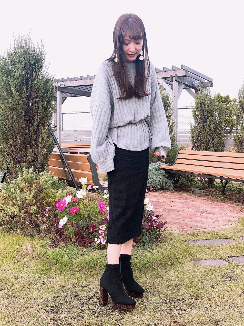 ブラック系のブーツを着用したレディースの秋コーディネートの1枚目の写真