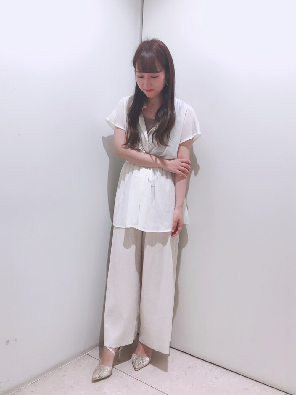 「RANDA、スネーク柄、ヘビ柄、ベージュ、ホワイト、ラフ、夏コーデ、ワントーンコーデ、パンプス、リブパンツ」｜「RANDAのクロスストラップセパレートパンプス（パンプス、その他）」を使った、☺︎ＨＡＹＡＮＯさん（レディース・150cm）の夏コーディネートの1枚目の写真