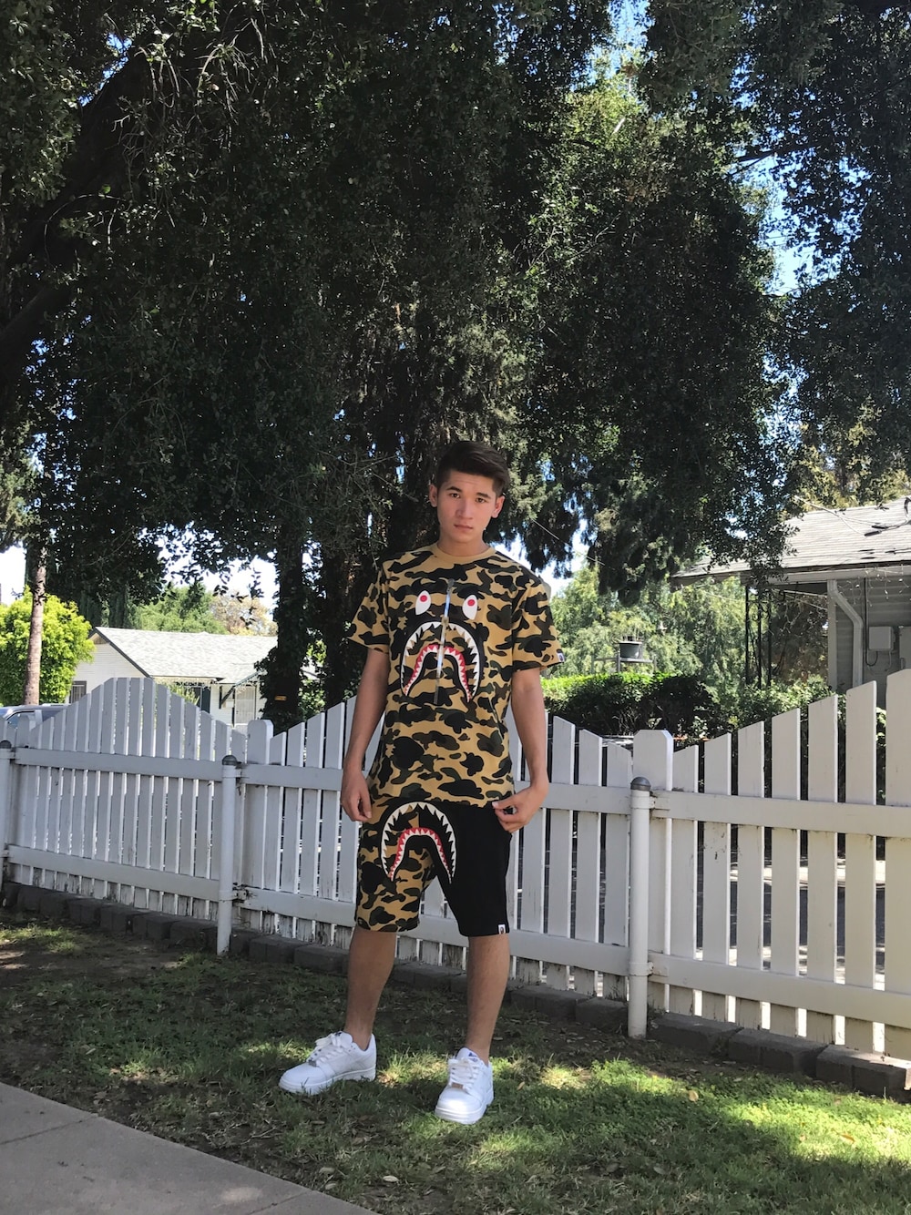 「ootd、outfit、summer、casual、sneakers、streetstyle、Bape、ape、SHARK」｜「A BATHING APEのアイテム（Tシャツ/カットソー、イエロー系）」を使った、lucasbarringtonさん（メンズ・175cm）の夏コーディネートの1枚目の写真