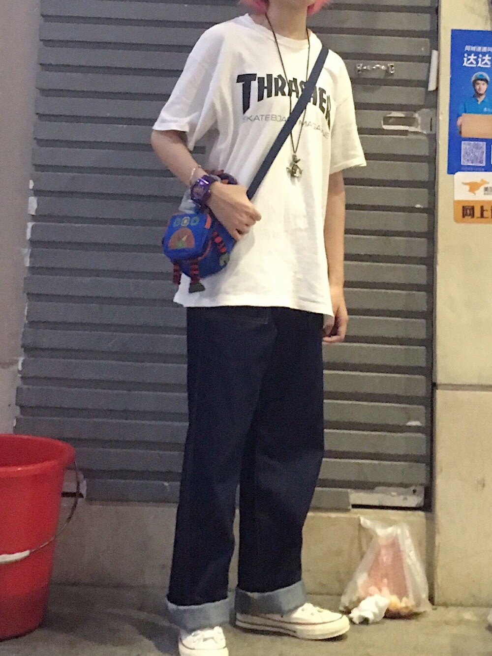 ホワイト系のTシャツ/カットソー、ホワイト系のシューズ、パープル系の腕時計を着用したレディースの秋コーディネートの1枚目の写真