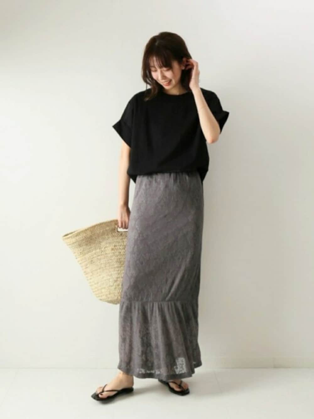 「カットソー、スカート、ブラック、Tシャツ、リラックス、スピック＆スパン、Spick & Span(Spick & Span)、2020ss」｜「Spick & Spanのハイゲージテンジクラウンドヘムプルオーバー◆（Tシャツ/カットソー、ブラック系）」を使った、nanakoさん（レディース・167cm）の春コーディネートの1枚目の写真