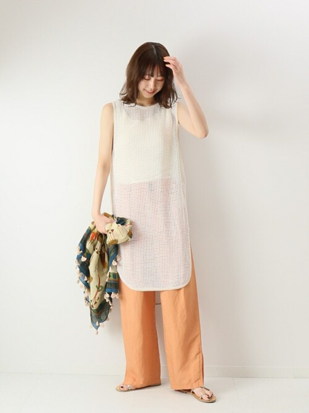 「パンツ、カジュアル、ホワイト、リラックス、オレンジ、タンクトップ、スピック＆スパン、Spick & Span(Spick & Span)」｜「Spick & Spanのメッシュタンク（シャツ/ブラウス、ホワイト系）」を使った、nanakoさん（レディース・167cm）の春コーディネートの1枚目の写真