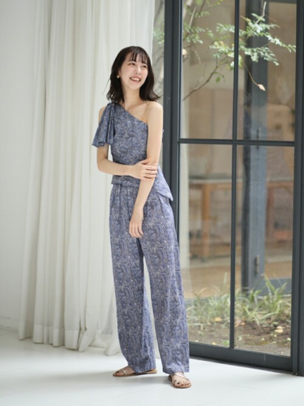 「パンツ、リラックス、休日、トップス、スピック＆スパン、Spick & Span(Spick & Span)」｜「Spick & Spanの【MAU LOA】 OPORTO TOP◆（シャツ/ブラウス、ブルー系）」を使った、nanakoさん（レディース・167cm）の春コーディネートの1枚目の写真