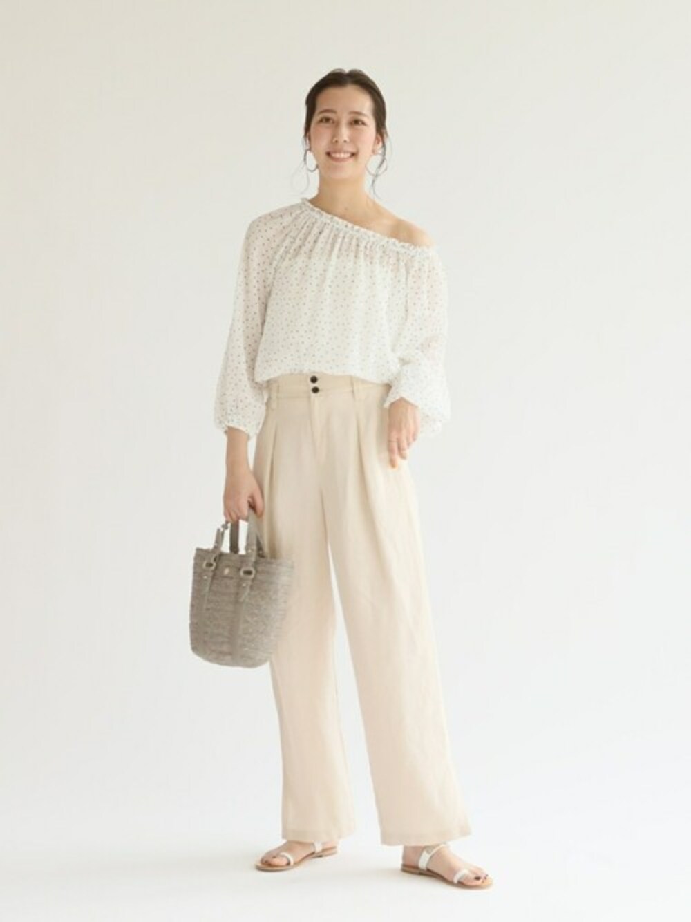 「ブラウス、パンツ、ホワイト、ベージュ、ドット、スピック＆スパン、Spick & Span(Spick & Span)」｜「Spick & Spanのシャーリングドットブラウス◆（シャツ/ブラウス、その他）」を使った、nanakoさん（レディース・167cm）の春コーディネートの1枚目の写真