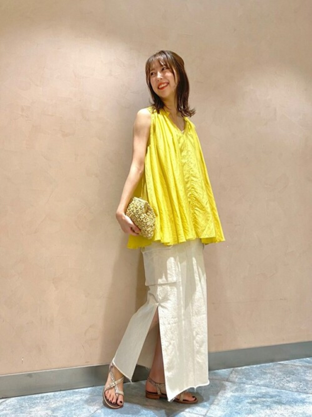 「大人カジュアル、カジュアルコーデ、フラットサンダル、Spick & Span(Spick & Span)」｜「Spick & Spanのコットンシルクボリュームブラウス◆（シャツ/ブラウス、イエロー系）」を使った、nanakoさん（レディース・167cm）の夏コーディネートの1枚目の写真
