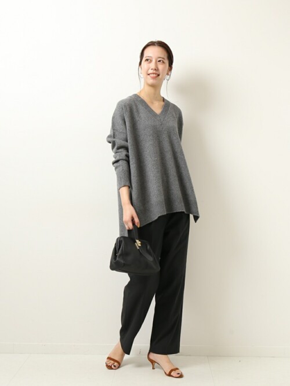 「大人カジュアル、カシミヤニット、パンツスタイル、リラックススタイル、カジュアルコーデ、Spick & Span(Spick & Span)、秋コーデ、高身長女子、nanako 167cm、ORSETTO」｜「Spick & SpanのカシミヤウールVプルオーバー◆（ニット/セーター、グレー系）」を使った、nanakoさん（レディース・167cm）の夏コーディネートの1枚目の写真