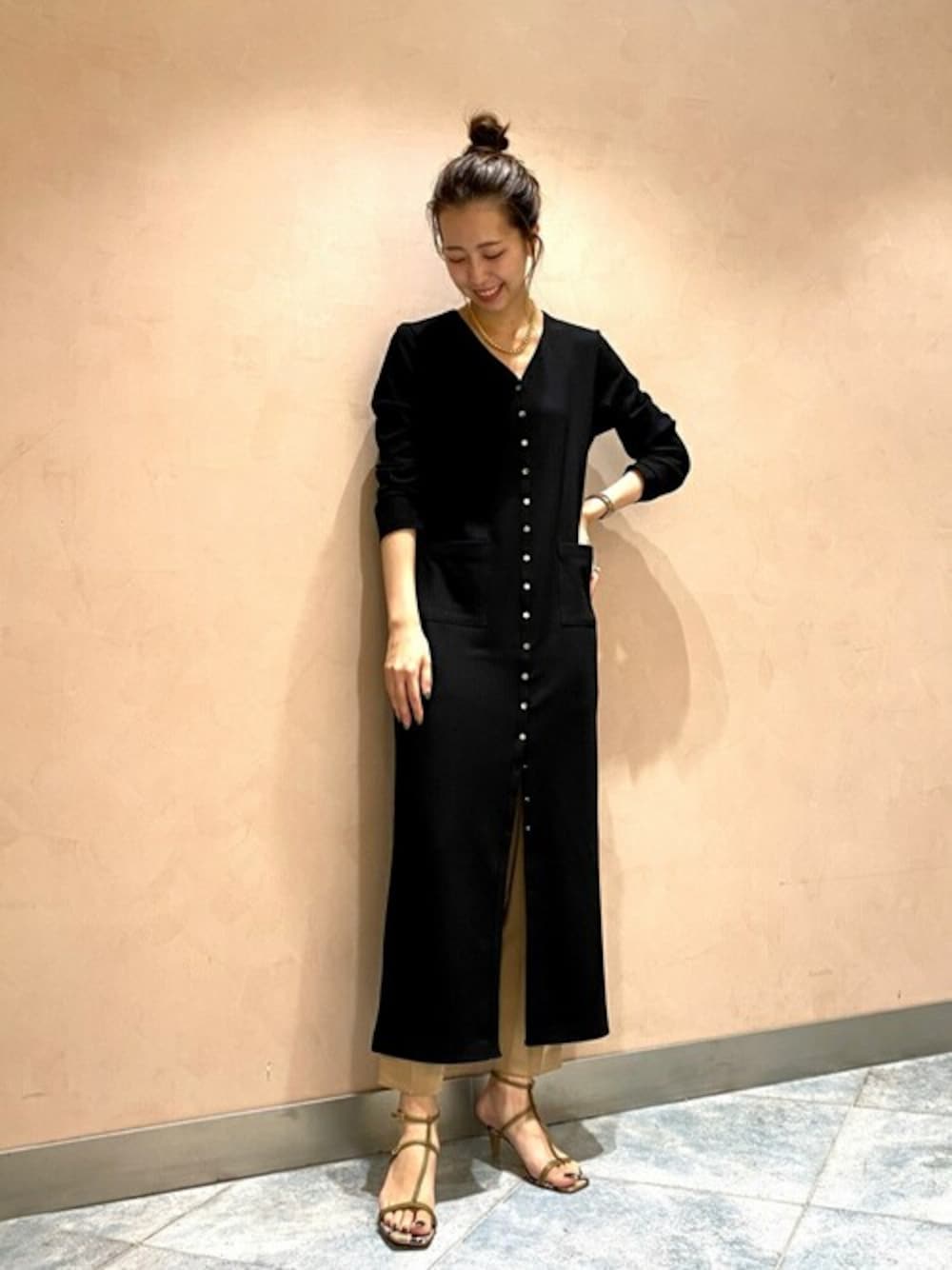 「カーディガン、ワンピース、サテンパンツ、パンツスタイル、スピック＆スパン、Spick & Span(Spick & Span)」｜「Spick & Spanのハンマーサテン テーパードパンツ◆（その他パンツ、イエロー系）」を使った、nanakoさん（レディース・167cm）の秋コーディネートの1枚目の写真