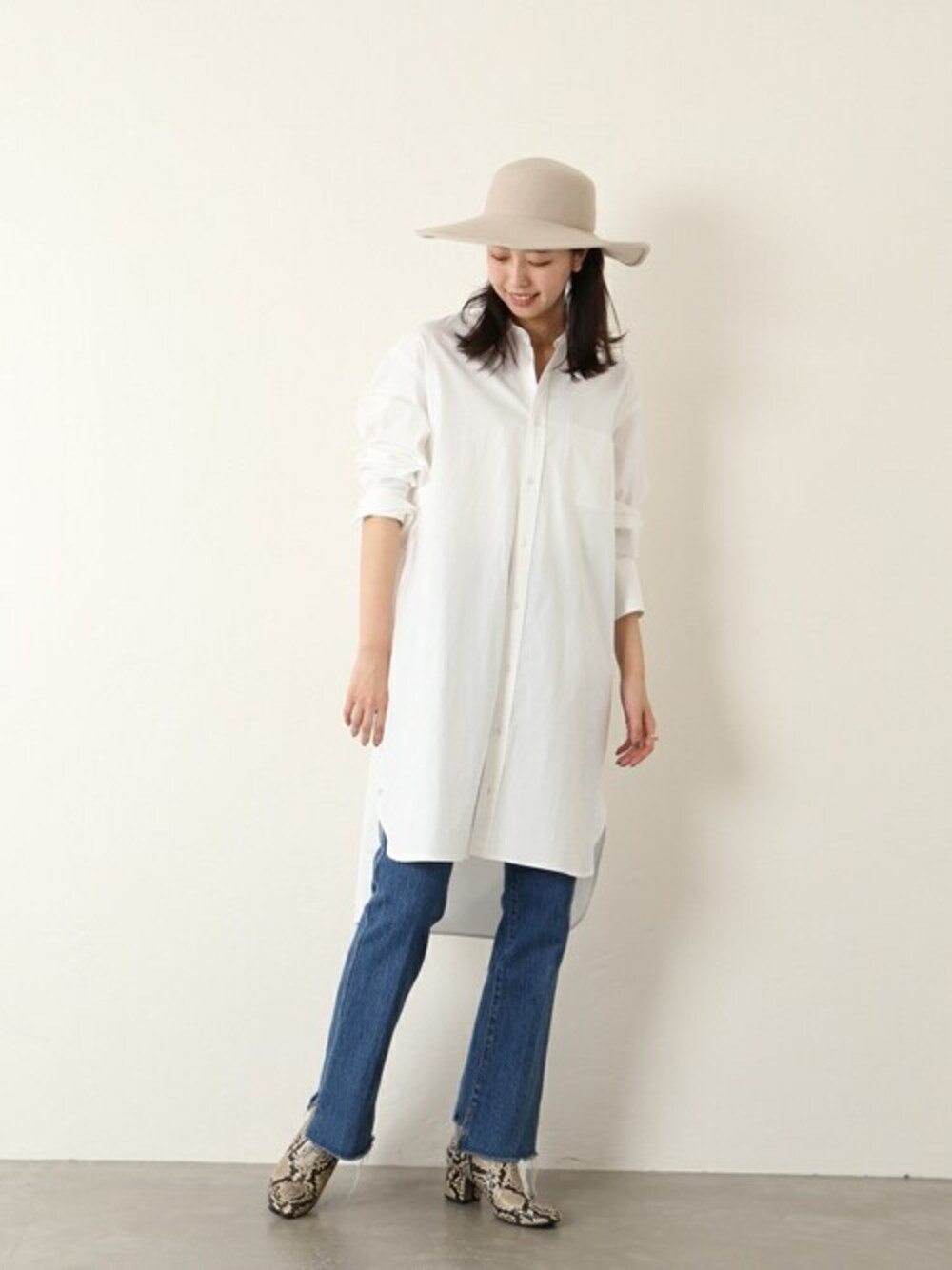 「ブーツ、デニムパンツ、パイソン柄、シャツスタイル、スピック＆スパン、Spick & Span(Spick & Span)」｜「Spick & Spanの5 1/2 BEAUTY-LINE SLIT DENIM３◆（デニムパンツ、ブルー系）」を使った、nanakoさん（レディース・167cm）の秋コーディネートの1枚目の写真