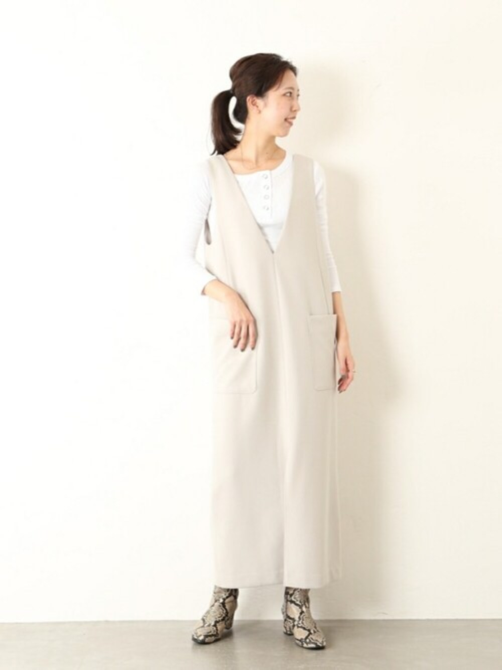 「ワンピース、ブーツ、秋のコーデ、レイヤードスタイル、スピック＆スパン、Spick & Span(Spick & Span)」｜「Spick & SpanのダブルクロスVネックワンピース2◆（ワンピース、ベージュ系）」を使った、nanakoさん（レディース・167cm）の秋コーディネートの1枚目の写真