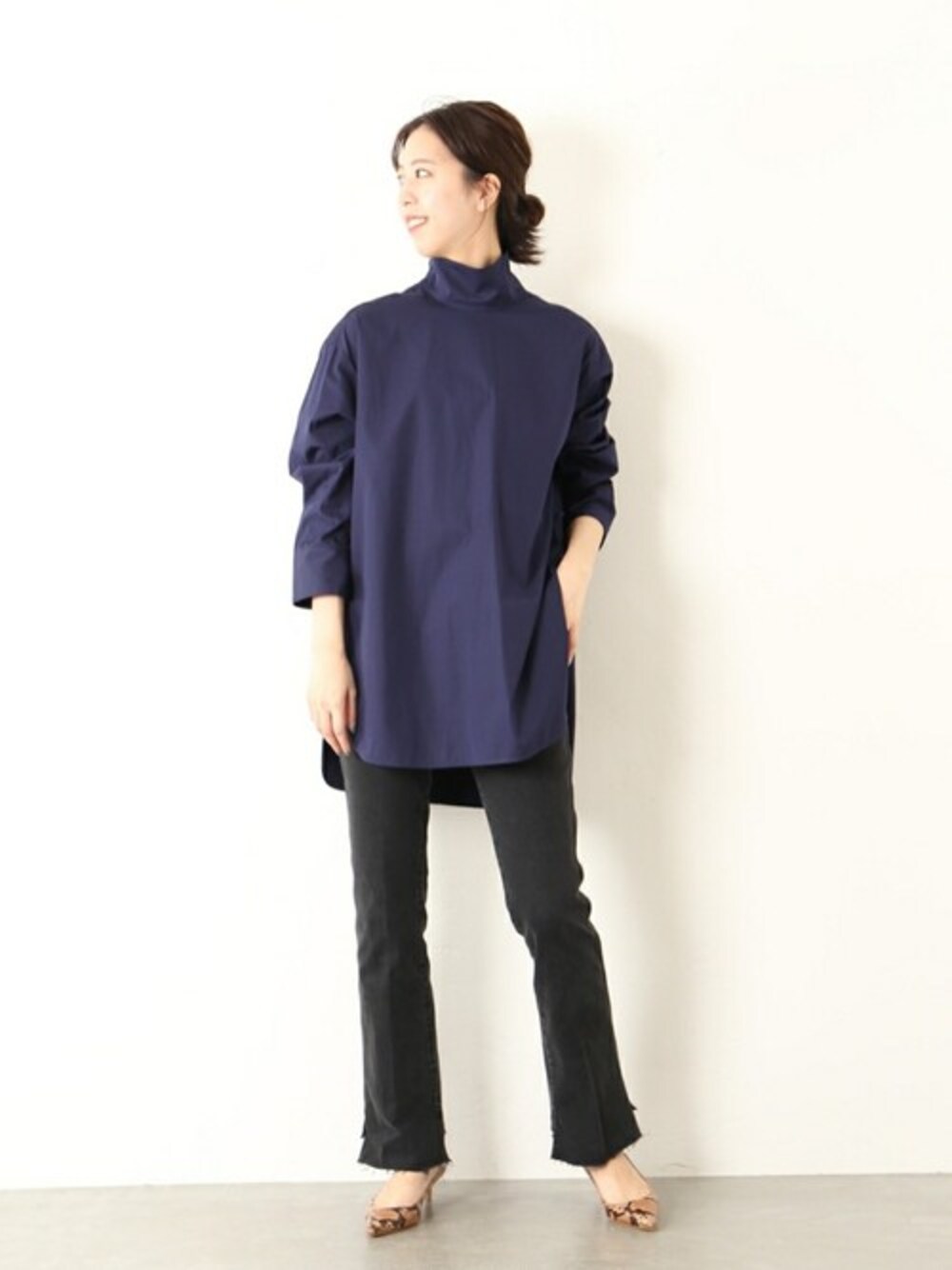 「デニムパンツ、パンツスタイル、シャツスタイル、スピック＆スパン、Spick & Span(Spick & Span)」｜「Spick & Spanのバックリボンハイネックシャツ◆（シャツ/ブラウス、ブルー系）」を使った、nanakoさん（レディース・167cm）の秋コーディネートの1枚目の写真